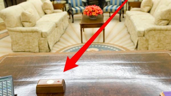 ترامب يكشف سر زره الأحمر الموجود في المكتب البيضاويف