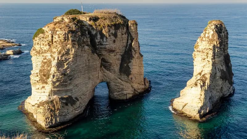 صورة نصر الله على صخرة الروشة.. تفجر زوبعة في لبنان