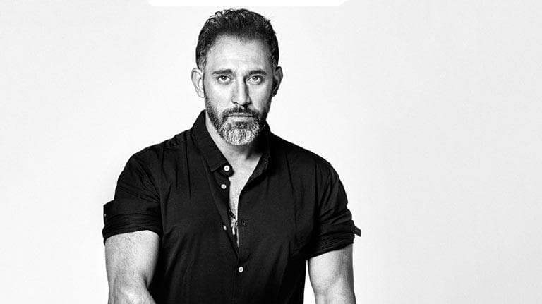 عمرو مصطفى يروح لأحدث أغانيه "ليها فيا"