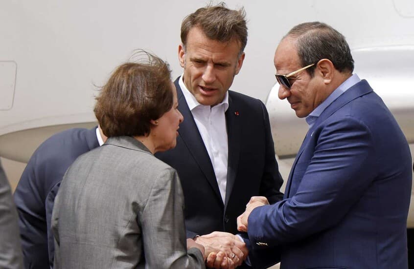 فنان مصري يعرض عملا على رئيس فرنسا