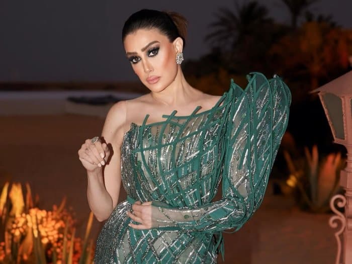 غادة عبدالرازق تظهر بقدم مكسورة على كرسي متحرك