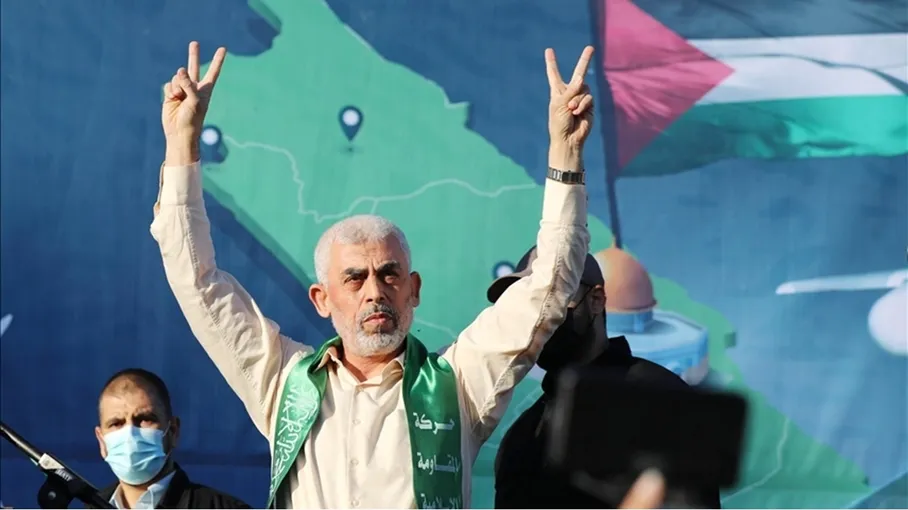 السنوار على " قيد الحياة " ويتواصل مع مسؤولي حماس في الخارج