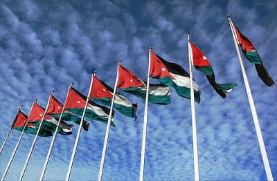 "علمنا عالٍ" الأردنيون يحتفلون بيوم العلم