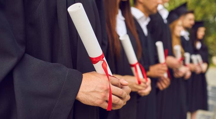 بدء تقديم الطلبات الإلكترونية للاستفادة من المنح الخارجية للعام الجامعي 2024-2025 الأحد