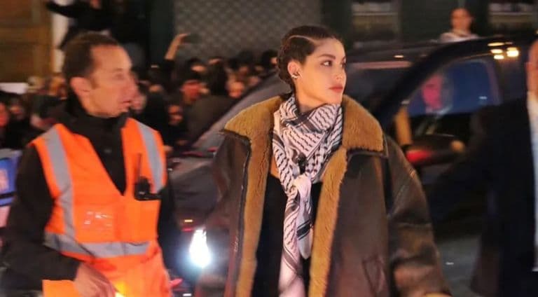 نور عريضة ترتدي الكوفية الفلسطينية في أسبوع الموضة بباريس