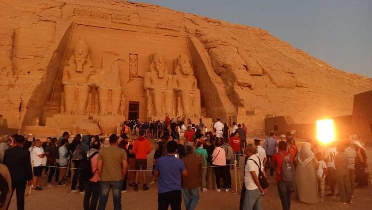 سائح بريطاني يحاول دفن رفات والدته في مصر