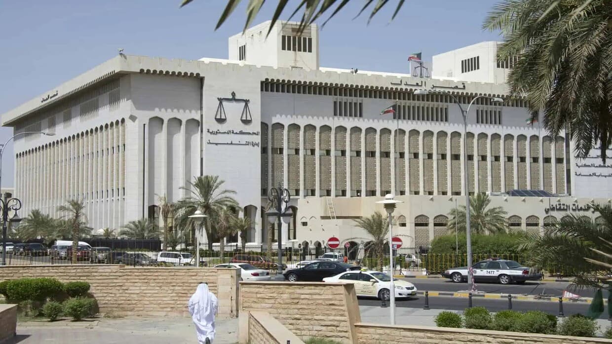 حُكم عليها بالسجن 47 عاما ... أم ترتكب جنايات مخلة بحق " ابنتها القاصر "