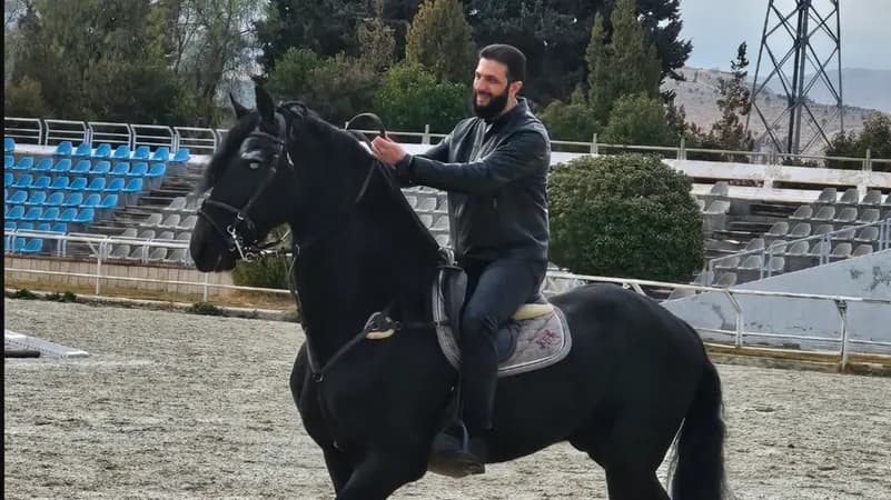 بجينز وسترة جلد.. الرئيس السوري على حصان أسود