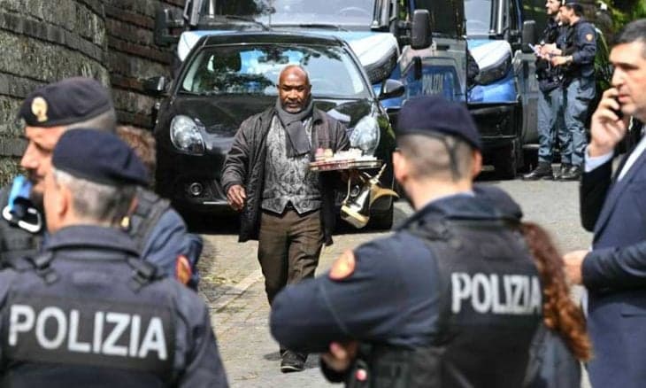 قاتل مشتبه به يلتقط "سيلفي" بهاتف الضحية بعد الجريمة