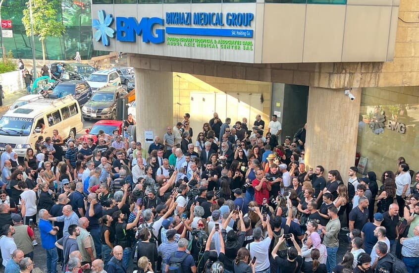 حشود غفيرة تودع الفنان زياد الرحباني أثناء نقل جثمانه من المستشفى
