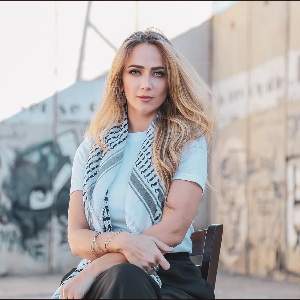 اعتقال الفنانة الفلسطينية دلال أبو آمنة
