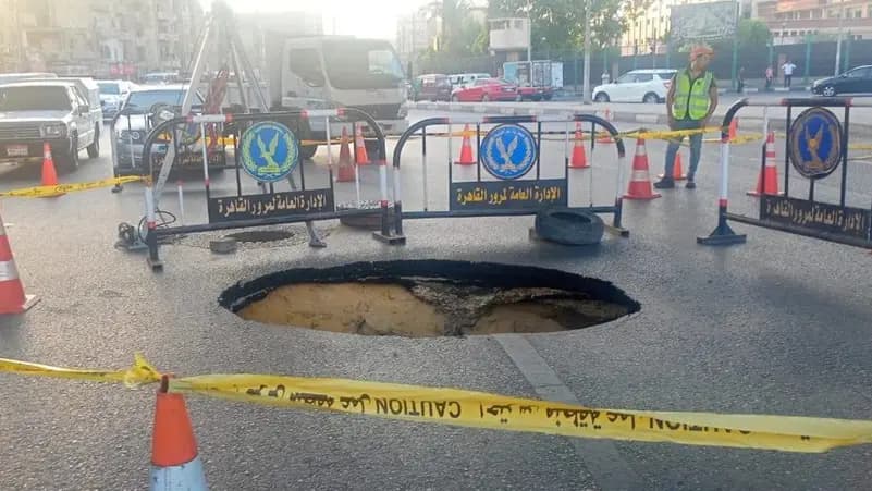 هبوط أرضي في أحد شوارع القاهرة.. والسلطات توضح سببه