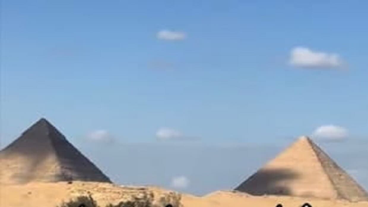سر ظهور اللون الأسود على الأهرامات