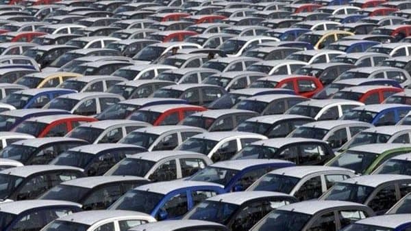 الحكومة تخفّض الضريبة الإجمالية العامّة والخاصة على المركبات