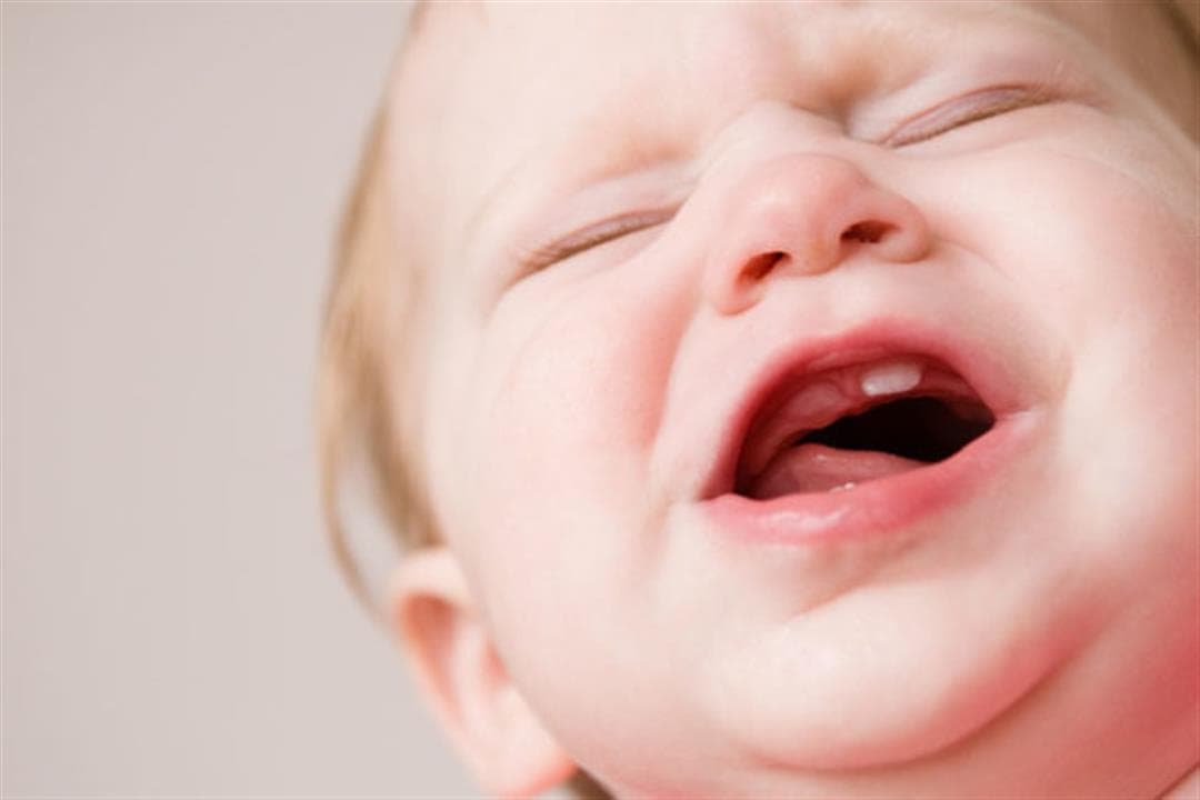 طفلك يشكو آلام التسنين .. اليك الحل