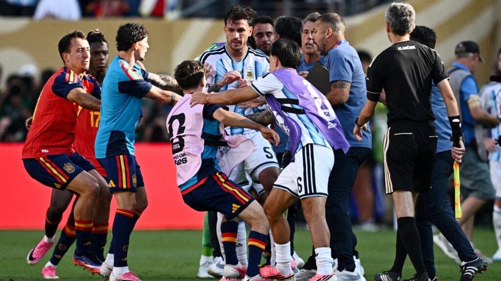 بعد أحداث نهائي المونديال .. "فيفا" يوجه اتهامات للأرجنتين وغافي
