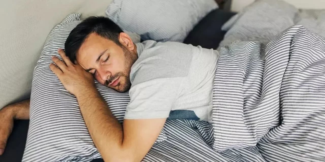 النوم الطويل.. هل يكون "جرس إنذار" مبكراً لمرض الزهايمر؟