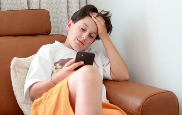 كلمة مرور هاتف المراهق.. حماية ضرورية أم تعدٍ على خصوصيته؟