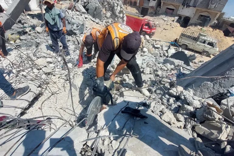 انتشال رفات 55 شهيدا من تحت الأنقاض في قطاع غزة