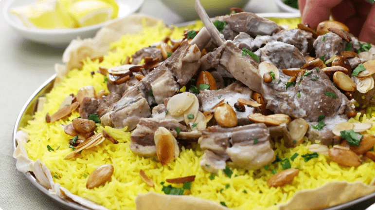 نعاس ما بعد الغداء.. لماذا يزداد بعد تناول الأرز؟
