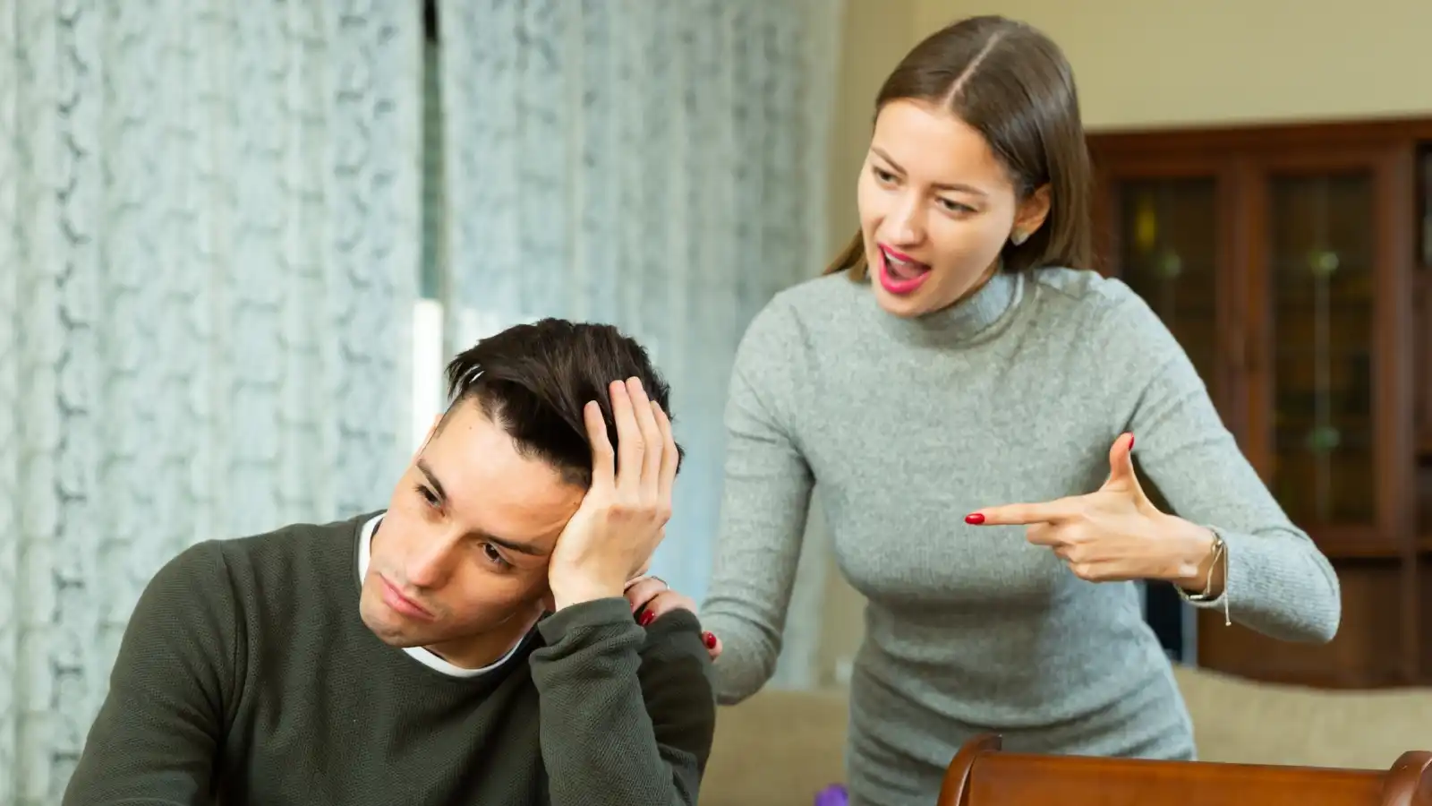 عتابكِ المتكرر للشريك.. متى يتحول من محاولة للإصلاح إلى استنزاف للعلاقة؟