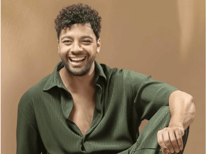 أحمد جمال يرد على جدل مشاركته في مهرجان الموسيقى العربية بسبب والد زوجته