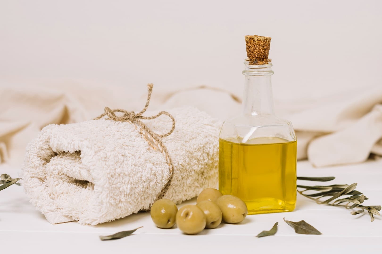 حيلة بزيت الزيتون قبل الاستحمام لشعر أكثر نعومة ولمعانًا