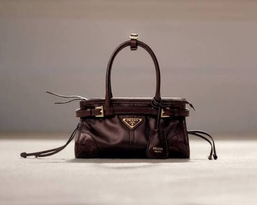 Prada Buckle.. حقيبة تختزل التفاصيل