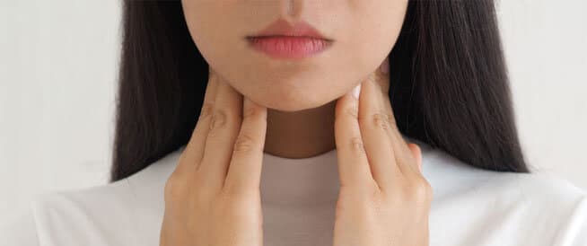 كيف يكون ألم الغدة الدرقية؟ علامات تساعدكِ على تمييزه